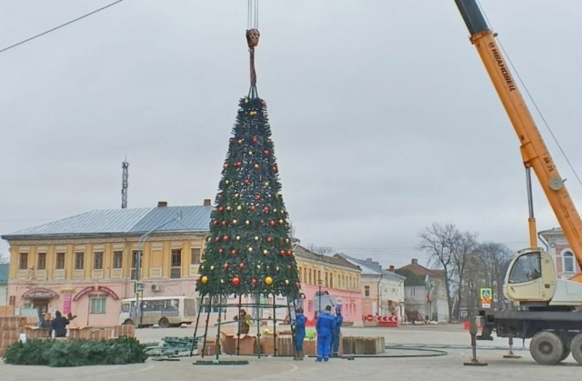    Углич первым в области установил новогоднюю ёлку