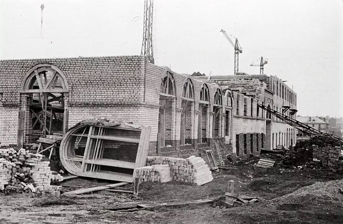 Строительство дома №42 по 5-й Парковой улице. Фотография из семейного архива архитектора Н.В. Карташова. 