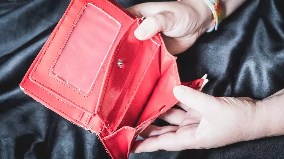     У многих тюменцев долги по ЖКХ достигают сотен тысяч рублей. И чтобы замотивировать таких собственников платить по счетам, управляющие компании часто вывешивают «списки позора» с номерами квартир должников и суммой долга. Горожане выступили против такого способа давления.