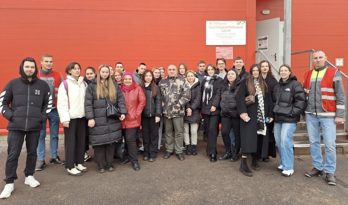 Студенты и сопровождающие ФЭиТМД на распределительном центре X5 Retail Group – «Пятерочка», п. Шушары