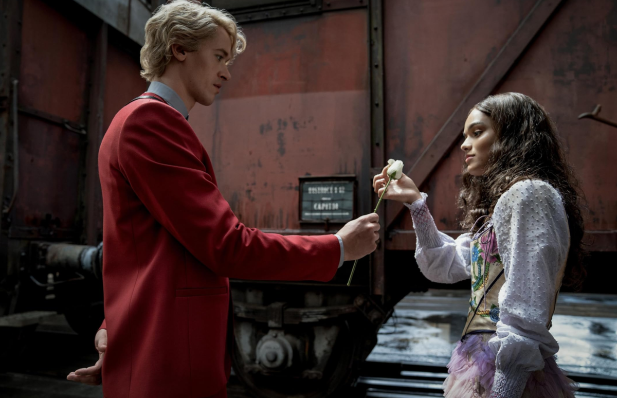 Том Блит и Рэйчел Зеглер В роли Сноу и Люси.