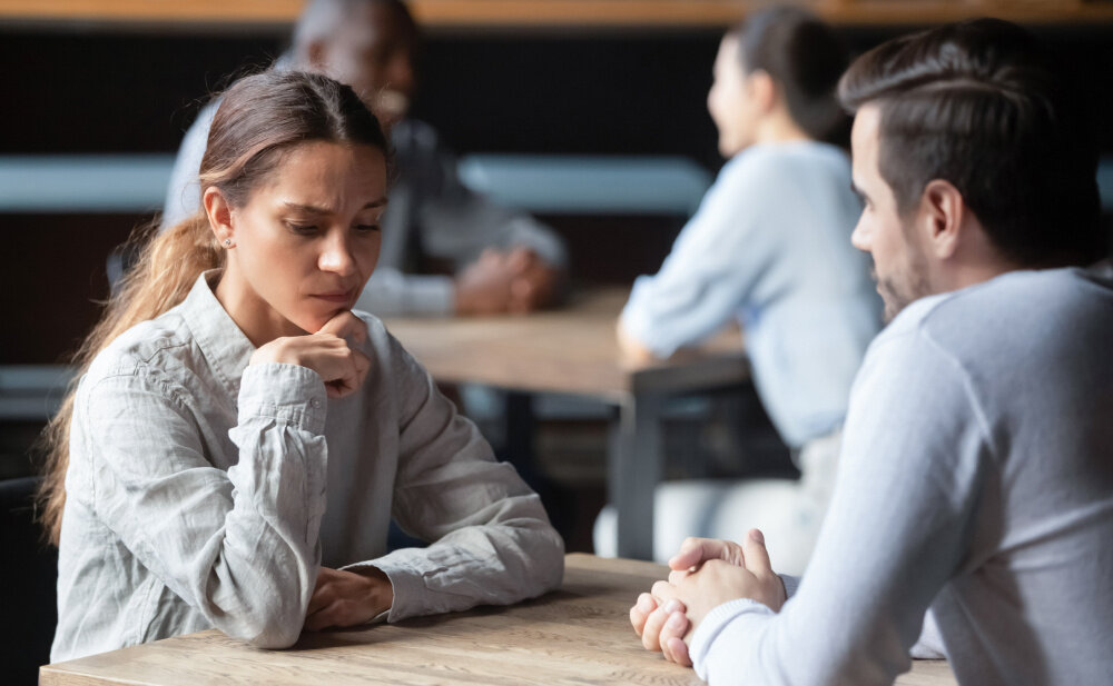 Сильный смех, взволнованный разговор, бритье или поглаживание горла могут вызвать спазмы диафрагмы и икотуФото: © fizkes / Shutterstock / FOTODOM