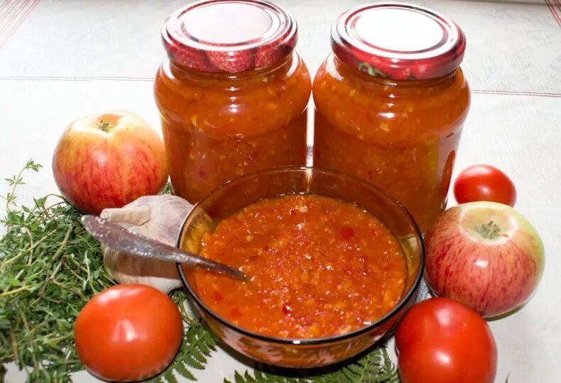 Острая аджика с яблоками и морковью на зиму