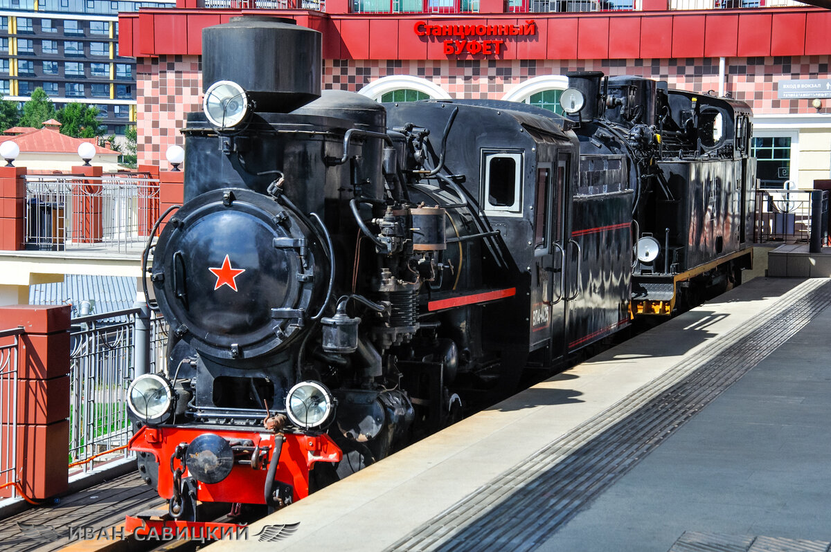 Что-бы попасть к поезду надо подняться по лестнице на 2 этаж. А там стоит паровоз ВП4