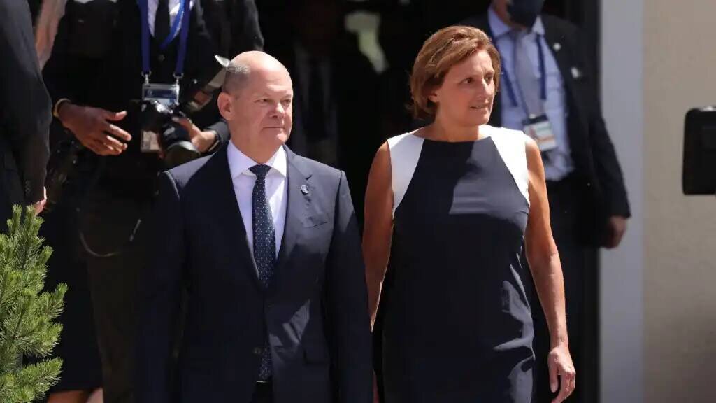 С женой Бриттой Эрнст. Изображение с сайта gazeteoksijen.com