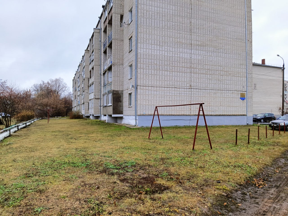 Общая площадь дома – почти 6,6 тысячи кв.м., из них 2,7 тысячи – площадь общедомового имущества. Участок под МКД сформирован и занимает 3,4 тысячи кв.м. Взнос собственников на содержание и ремонт составляет 12 рублей с кв. м. и 2,87 рубля – на ресурсы в целях содержания общего имущества