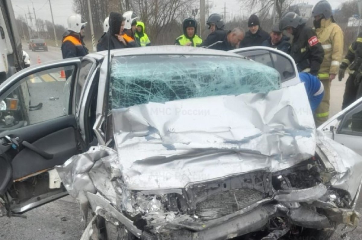    В Брянском районе выехавшая на встречку Skoda столкнулась с фурой