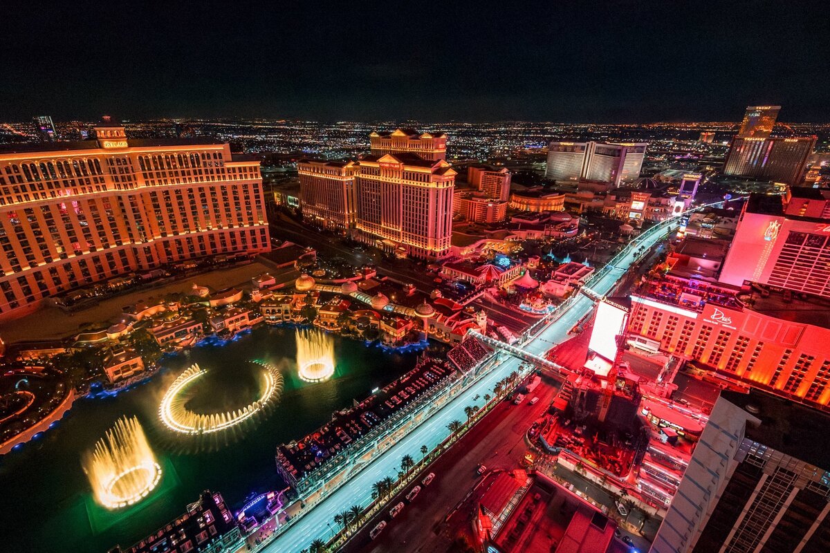 Лас-Вегас в огнях отелей и казино