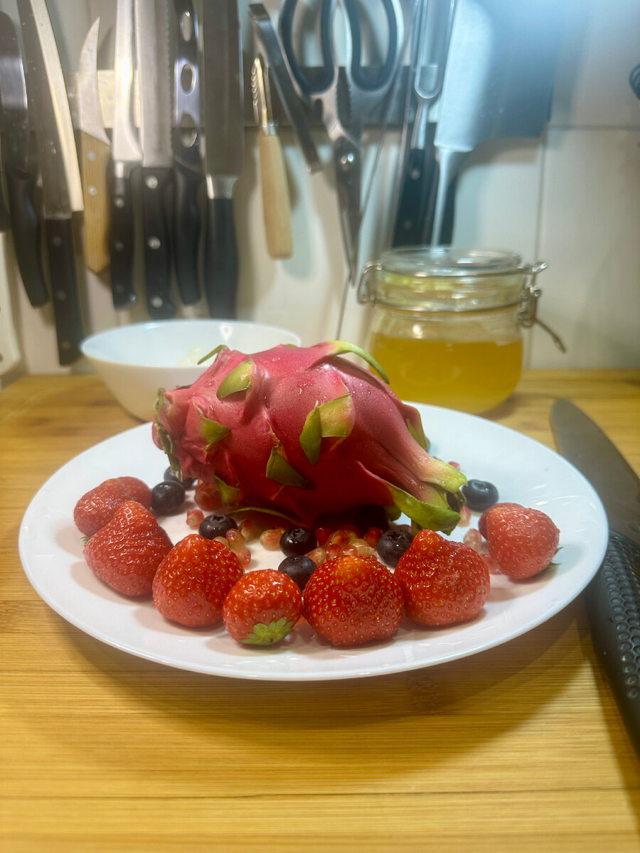 #Питахайя c йогуртом и медом #питахайя #клубника #гранат #голубика #десерты #простойрецепт #йогурт #рецептпитахайя #быстрыйдесерт 