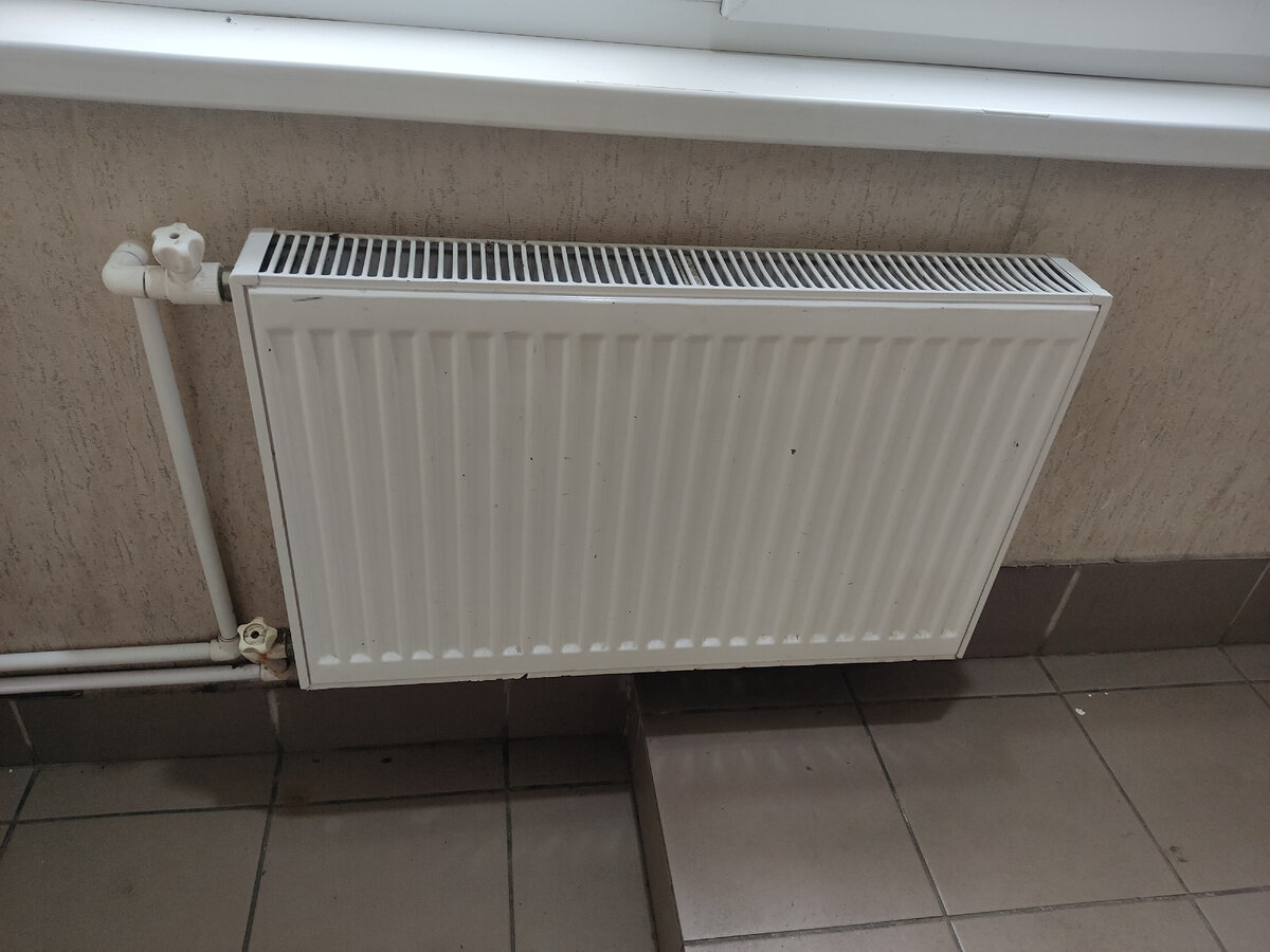 Часто при включении отопления, батареи еле теплые или холодные, скорее всего причина в том, что в батареях есть воздух. Выпустить воздух из батарей очень просто: