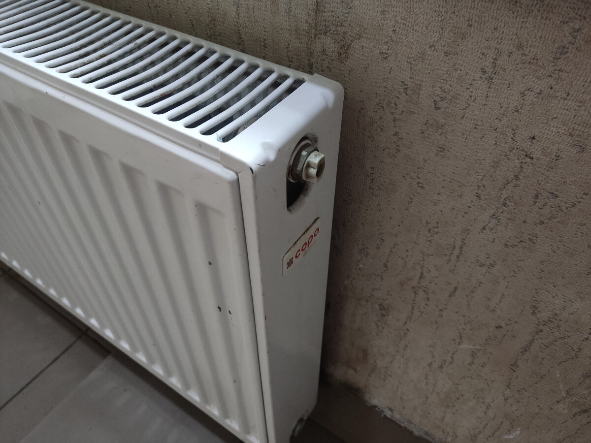 Для этого нужно отвёртка и небольшая ёмкость, для того чтоб в неё вытекала вода