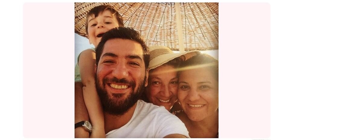 С матерью, сестрой и племянником 