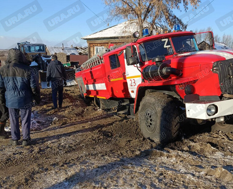    В селе Звериноголовское пожарный автомобиль провалился в траншею, оставшуюся после коммунальных работ