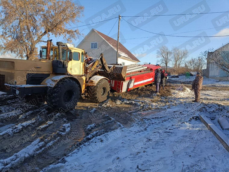    В грязевом «плену» пожарные провели почти сутки, вытащить автомобиль смогли не следующий день с помощью спецтехники