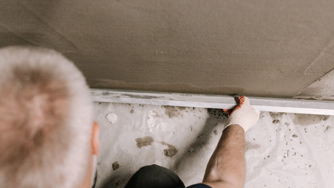 Крупноформатный керамогранит особенно требователен к ровности основания