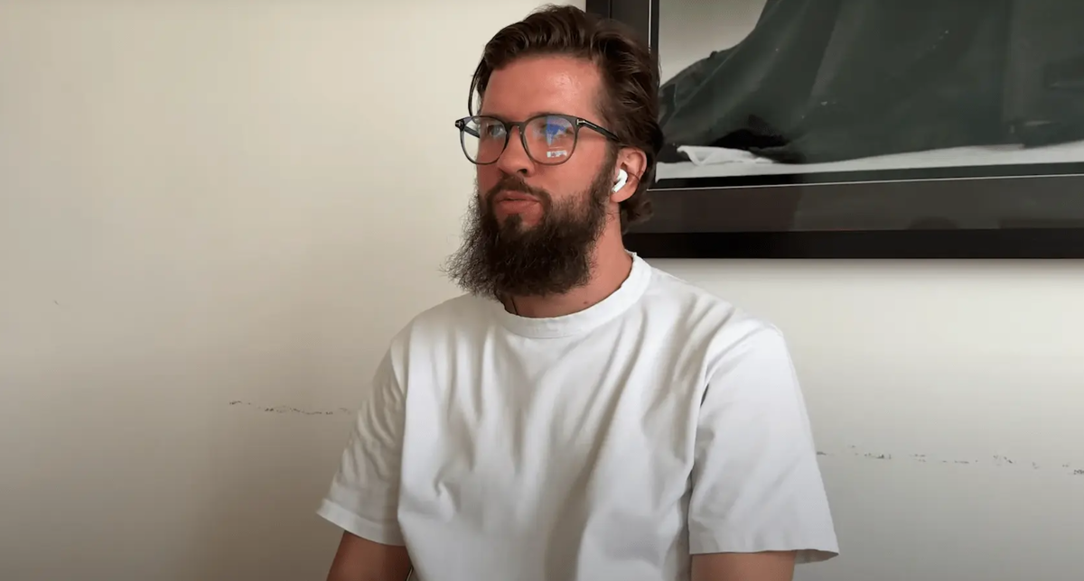 Здесь он пытается вспомнить, сколько бизнесов уже вытащил из застоя