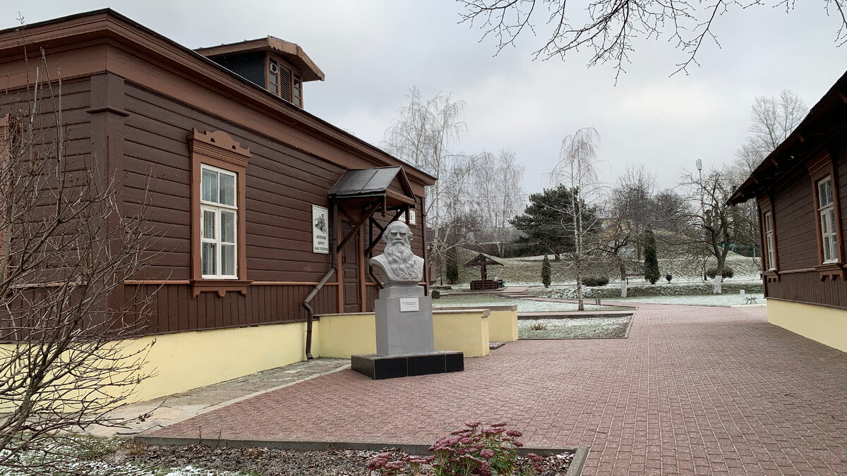 Станция Козлова Засека. Бюст Толстого. Фото автора