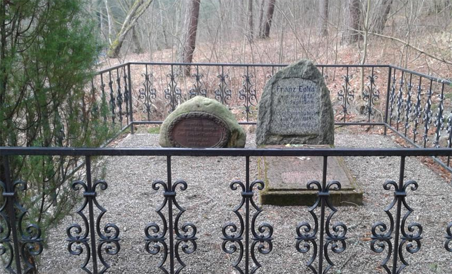 Могила Франца Эфа. Средневековое кладбище в поселке Рыбачий. Могильная коса