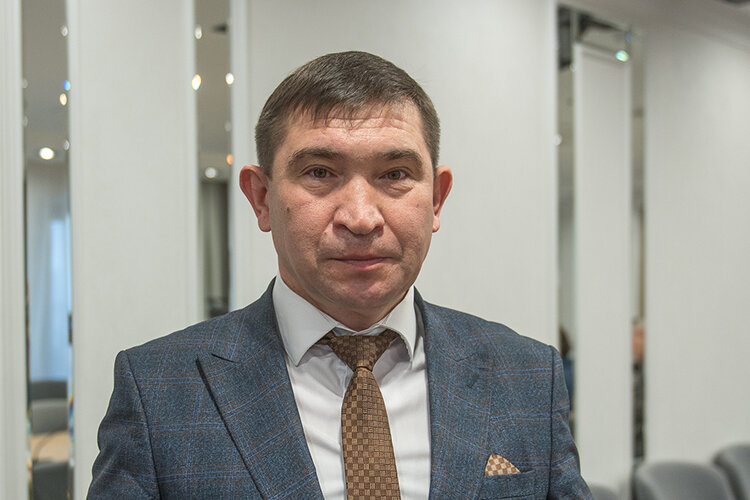    Мэр пожелал Ленару Шакирову «выдержки и терпения» — работа новому начальнику управления социальной защиты города предстоит непростая Фото: nabchelny.ru