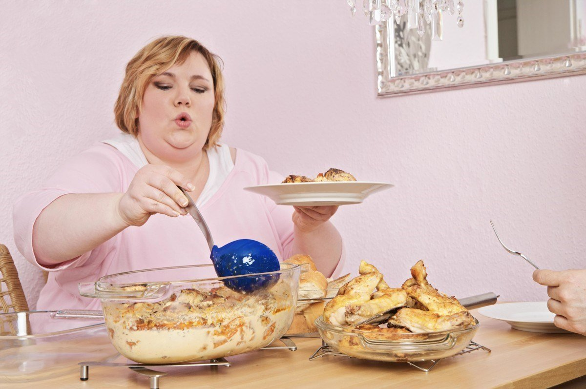 Толстушка с едой. Полная женщина ест. Жирные девушки с едой. Женщина переела. Резко хочу есть