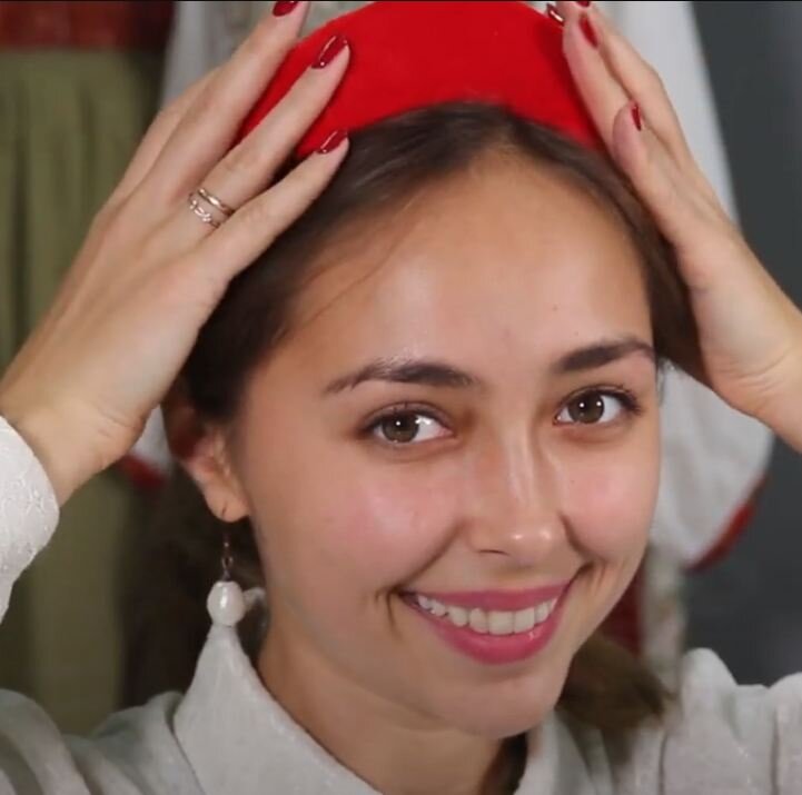    Кокошник — ободок   
Источник: Скриншот из видео