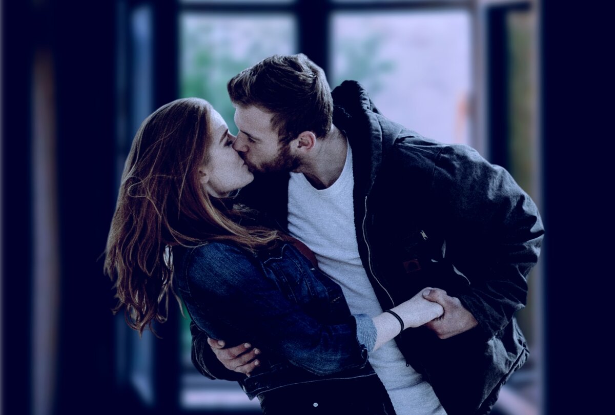 Его руки прижимали тело к себе, а губы нежно целовали