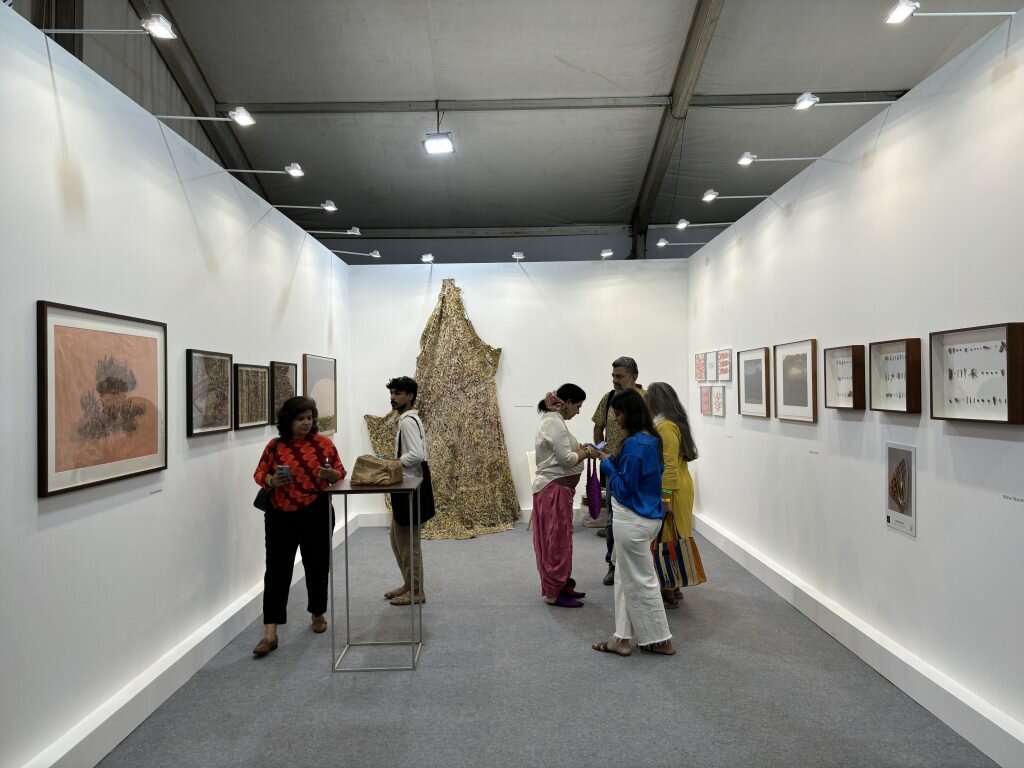 Стенд галереи TARQ на ярмарке Art Mumbai. 2023 Фото: Art Mumbai
Источник: artnet.com
