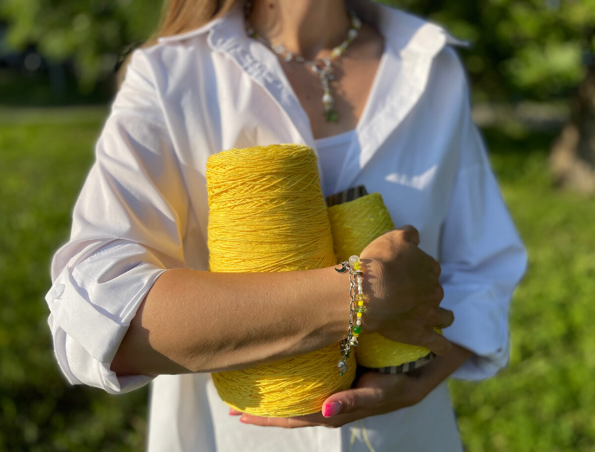 В моём рукодельном шкафу ожидают своего солнечного часа две бобинки – хлопок и шишибрики