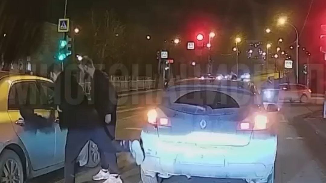 Момент когда разбили стекло.