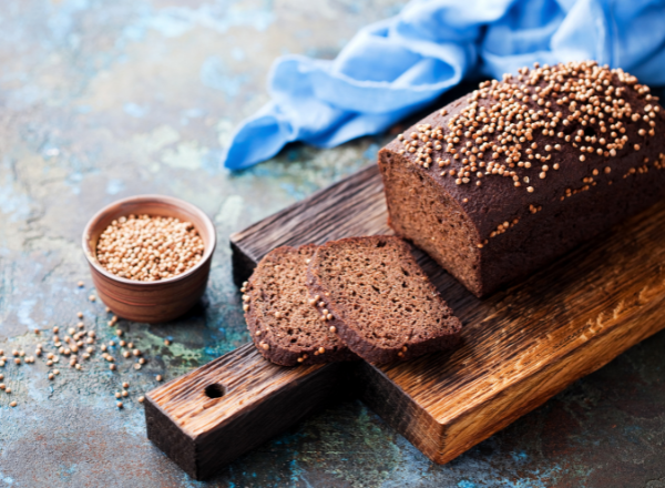 Темный ржаной хлеб прямоугольной формы с блестящей корочкой и кисло-сладким, ароматным плотным мякишем с семенами кориандра. Не узнать в этом описании знаменитый Бородинский невозможно.-2