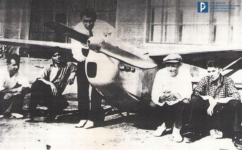 П.Д. Грушин (второй справа) у самолета «Октябренок», разработанного им в 1936 г. Б/д. РГАНТД. Ф. 211. Оп. 3-10. Д. 5. Л. 46.