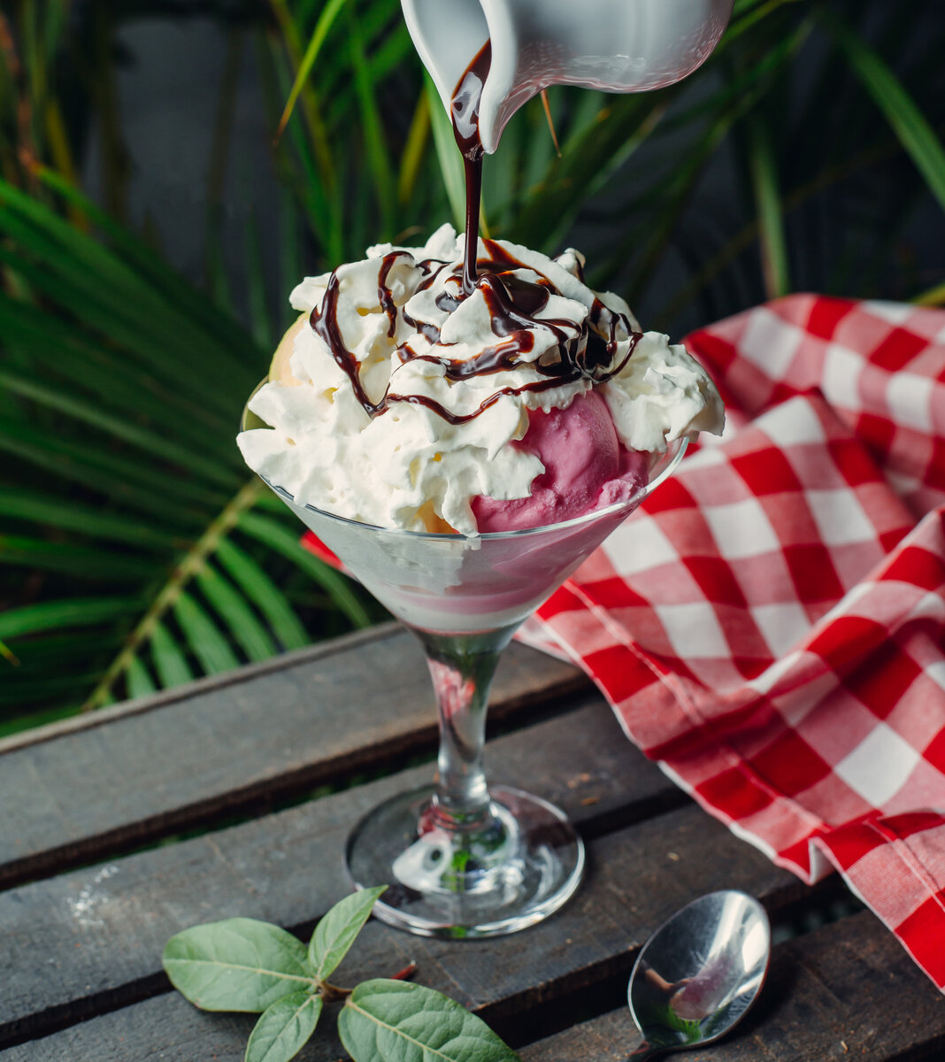 <a href="https://ru.freepik.com/free-photo/raspberry-and-apple-ice-cream-topped-with-whipped-cream-and-chocolate-sauce_5938358.htm#query=%D0%BA%D0%B0%D1%84%D0%B5%20%D0%BC%D0%BE%D1%80%D0%BE%D0%B6%D0%B5%D0%BD%D0%BE%D0%B3%D0%BE&position=4&from_view=search&track=ais&uuid=61bf76da-0d24-4f05-9dca-4a2a5d95a4f0">Изображение от KamranAydinov</a> на Freepik