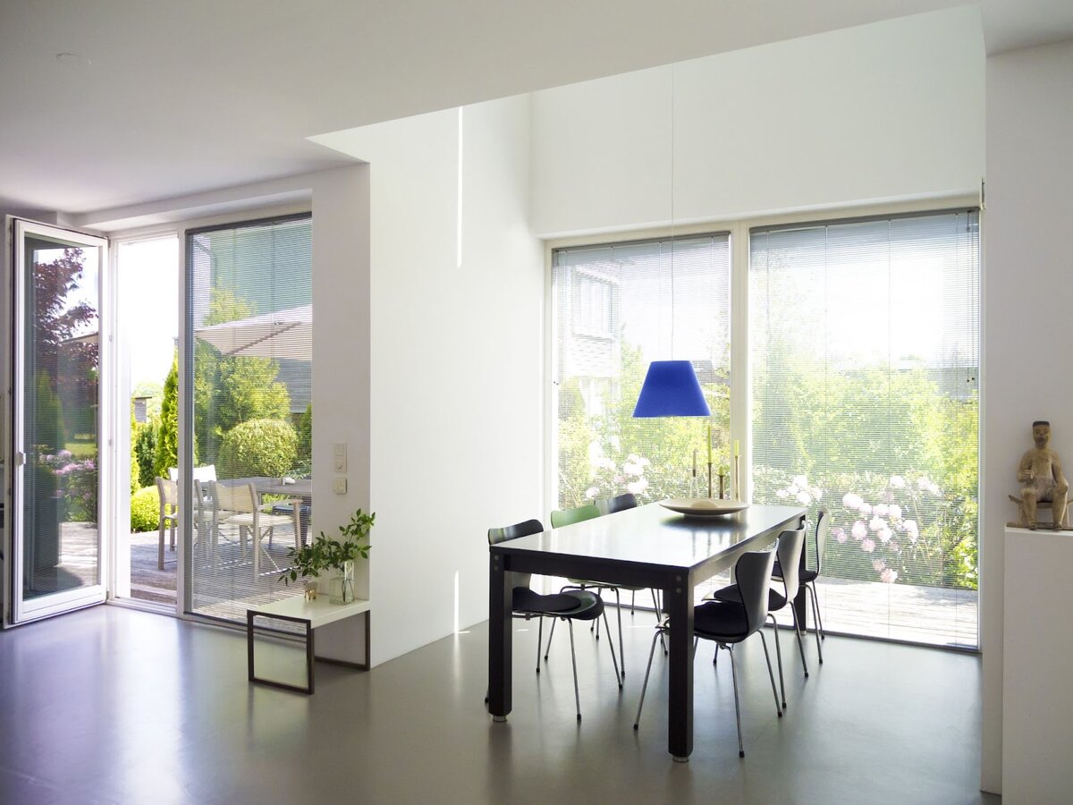 Кухня отличается от других жилых помещений микроклиматом и особенностями эксплуатации, поэтому к выбору окна для нее следует подойти иначе, чем к остальным окнам в квартире или доме. О том, на какие параметры стоит обратить внимание, подбирая окно для кухни, — читайте далее.