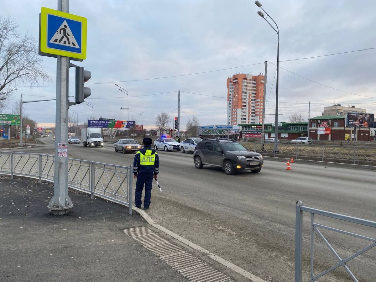 В Нижнем Тагиле водитель проехал на «красный» и сбил ребёнка, идущего в  школу: видео с регистратора | Новости Нижнего Тагила | Дзен