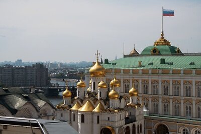    Большой Кремлевский дворец (справа) и Благовещенский собор на территории Московского Кремля ©Виталий Белоусов РИА Новости