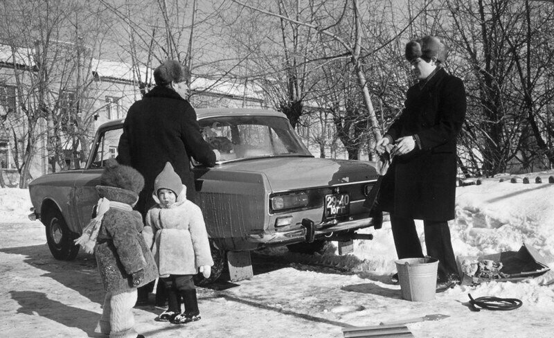 Живой пример, когда один сосед моет свою ласточку, и не забывает пообщаться с товарищем. Вместе с этим стоят два карапуза, которых тепло одели и отпустили гулять с папой.