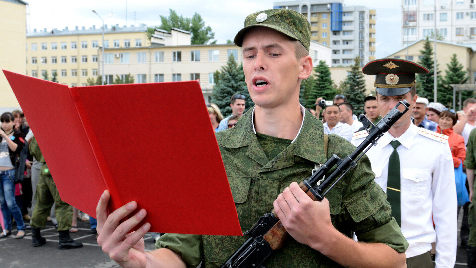 Торжественное мероприятие по приведению к Военной присяге вновь прибывшего пополнения.