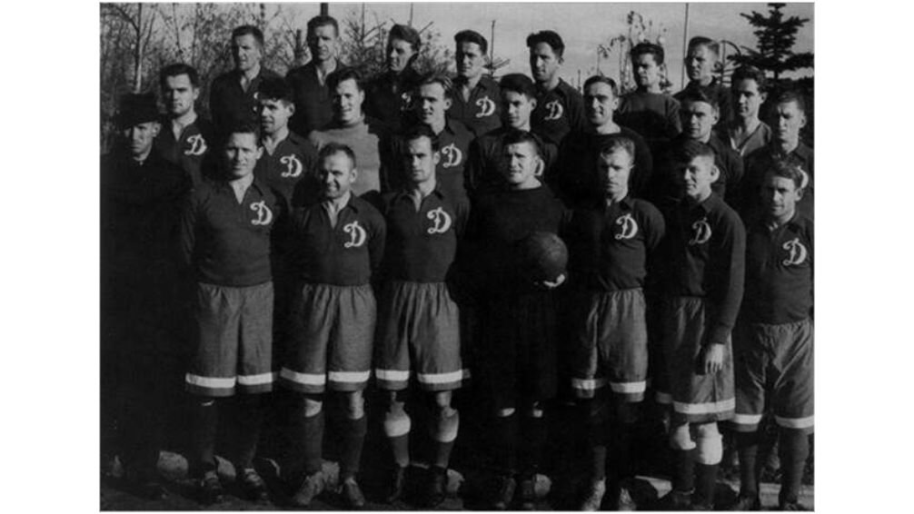 Столичные динамовцы перед легендарной поездкой в Великобританию.  Первый ряд (слева направо): М.И. Якушин, А. Назаров, С. Ильин, Б. Орешкин, А. Хомич, В. Бехтенев, Н. Дементьев, В. Трофимов. Второй ряд: А. Петров, С. Никульцев, Н. Медведев, Е. Архангельский, В. Блинков, Б. Кочетов, К. Бесков, И.Станкевич. Третий ряд: М. Семичастный, Л. Соловьев, В. Лемешев, В. Радикорский, С. Соловьев, В. Карцев, А. Малявкин, В. Савдунин. Мытищи. Ноябрь 1945 года.