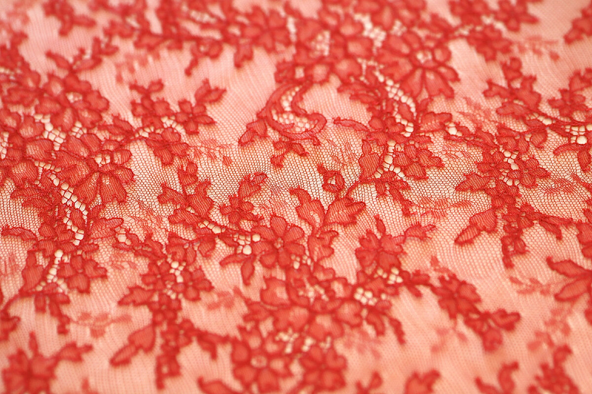 Sophie Halette Красное шантильи с гирляндами и гребешками по бордюру