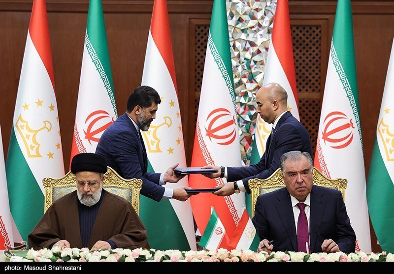 8 ноября по приглашению президента Таджикистана Эмомоли Рахмона с однодневным визитом в Душанбе побывал его иранский коллега Эбрахим Раиси.-4