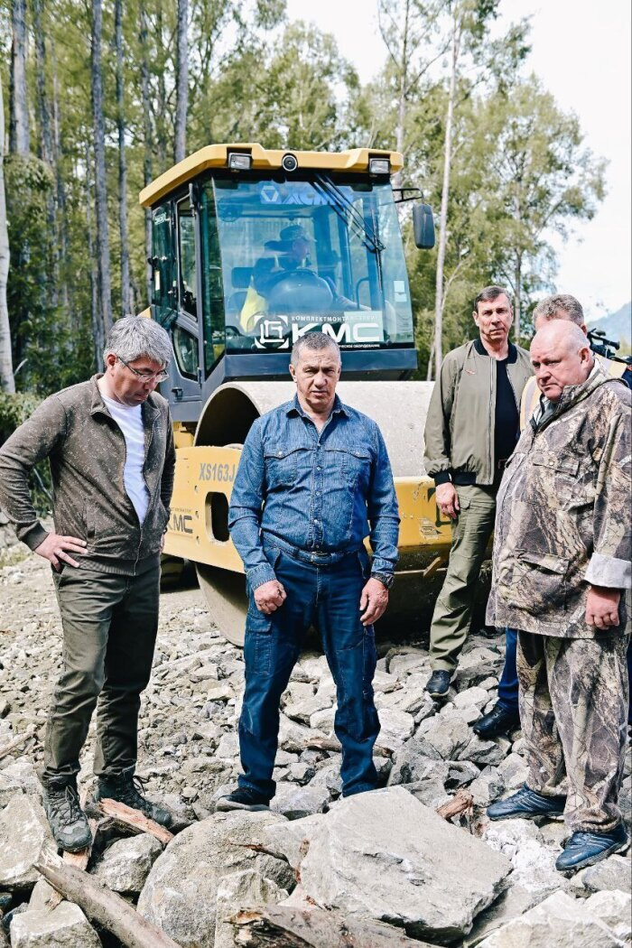 Фото: полпредство ДФО. Юрий Трутнев и Алексей Цыденов на месте размыва БАМа