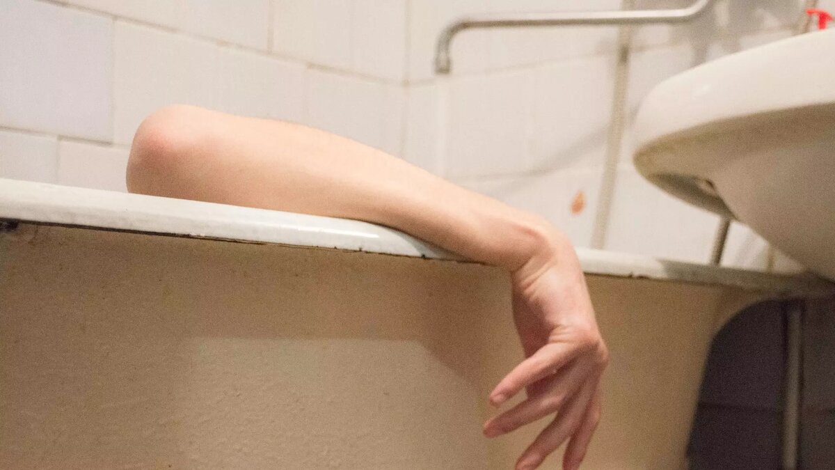     В Батайске найден труп молодой женщины, обстоятельства ее смерти неизвестны, сообщают местные СМИ.