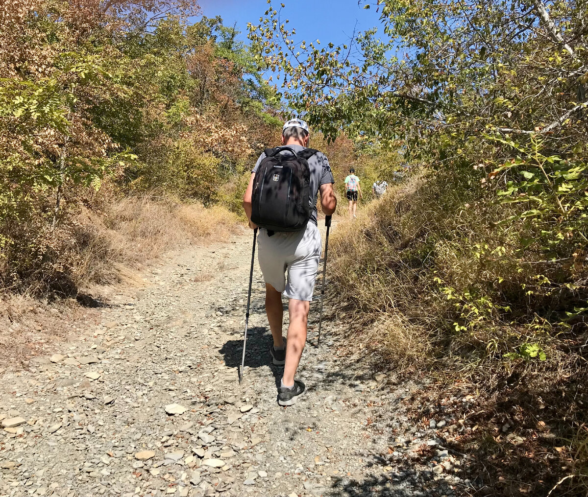 Главное преимущество маршрута — его комфорт. К старту и от финиша ходит общественный транспорт, нигде нет никакого риска заблудиться и физического дискомфорта — широкие утоптанные тропы-дороги, которые видит Яндекс, почти повсеместное отличное покрытие мобильной сетью