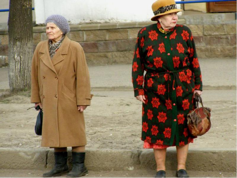 Пенсионеры по старому. Одежда для пожилых женщин. Бабушка в пальто. Одежда для бабушек. Пальто для пожилых женщин.