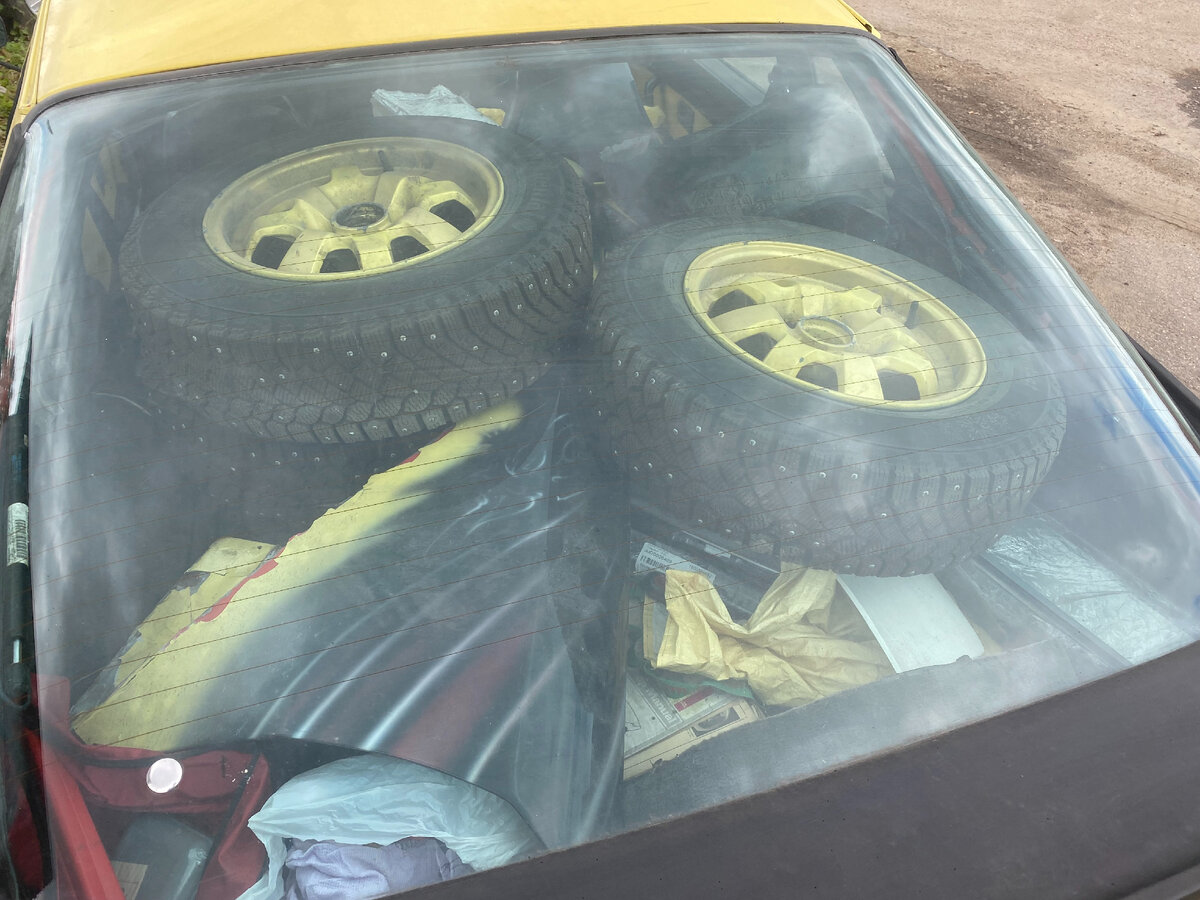 Багажник поршика, забитый разными "частями"