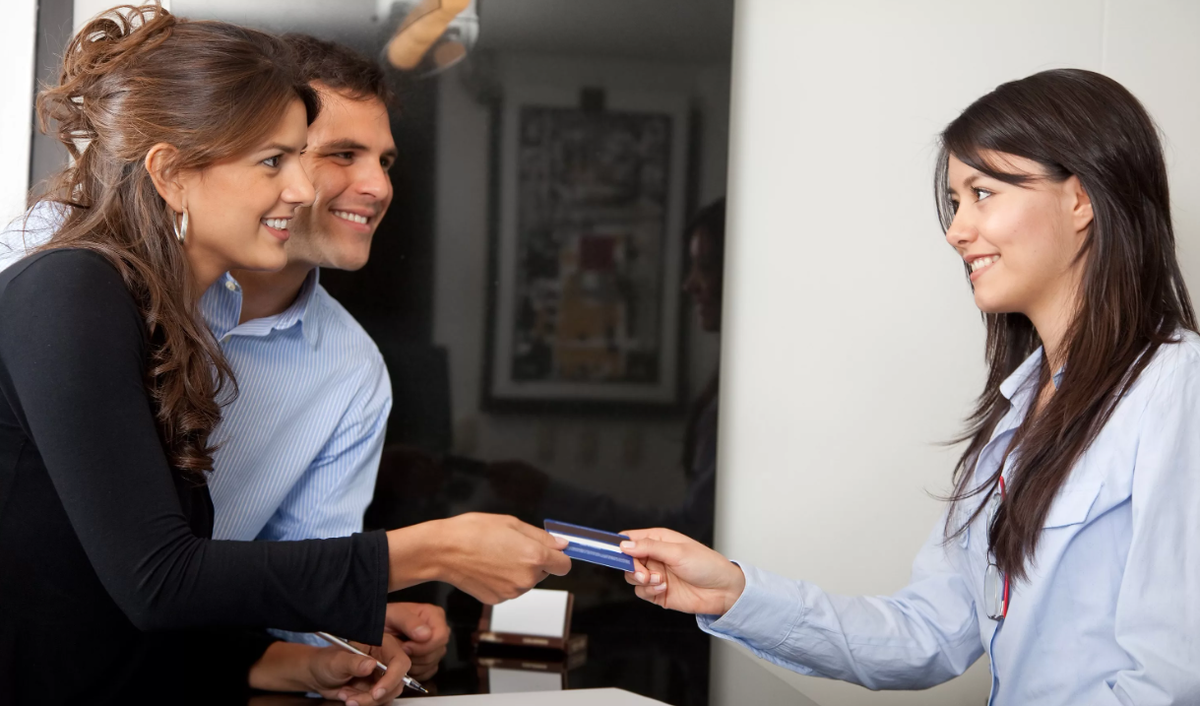 эффективный найм персонала. коммуникация в гостинице. общение с клиентом. улыбающийся покупатель. ищу покупателя.