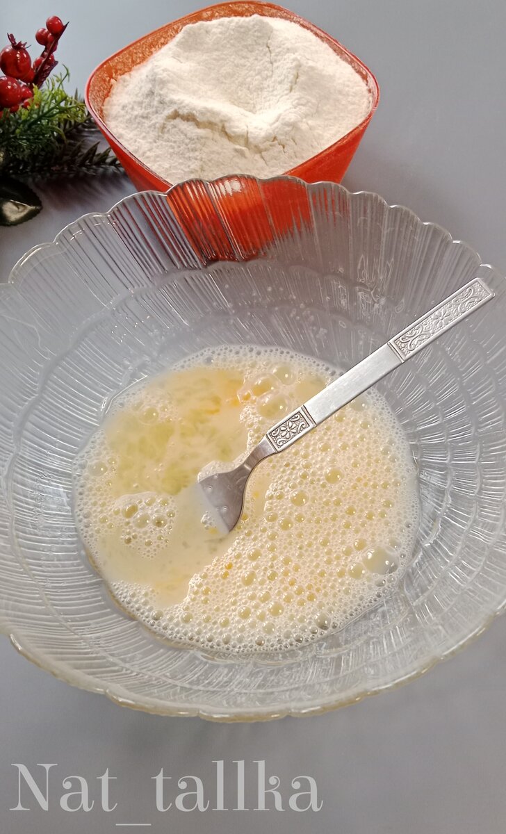 Яйцо взбить слегка вилкой