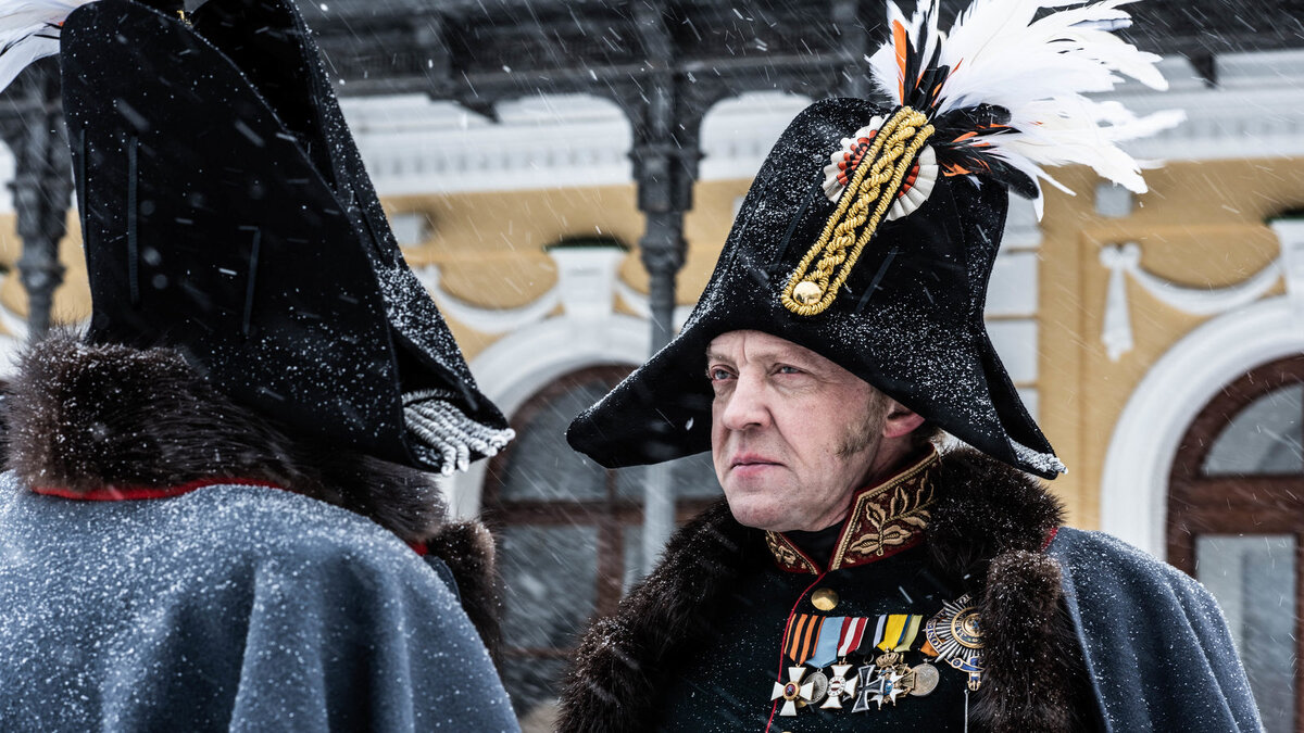 Его Императорское Величество Александр I смотрит на тебя, как на Муравьёва-Апостола. Источник: https://www.kino-teatr.ru