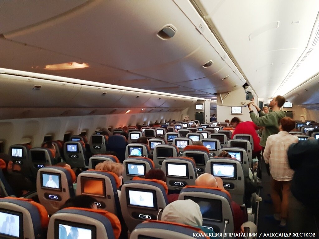 Пассажиры готовятся к полету. Ничто не предвещает беды