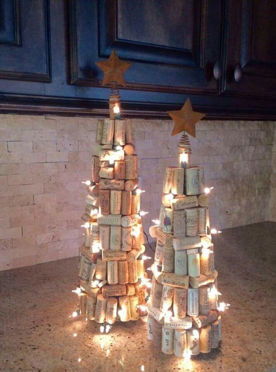    Идеи новогодних елок из винных пробок